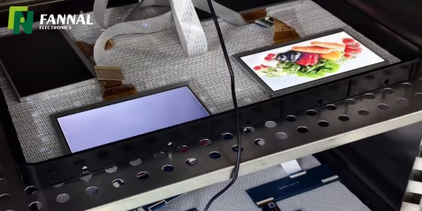 Display screen constant temperature experiment